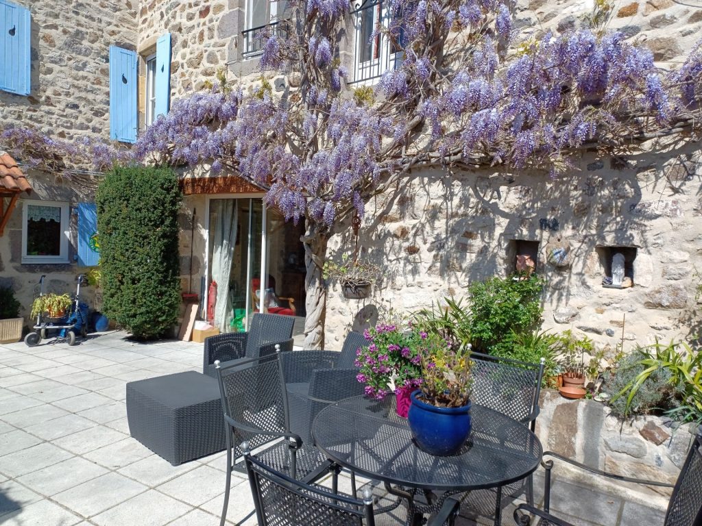 Sous la glycine en fleurs avec un bon café c'est les vacances au gite du Prieuré