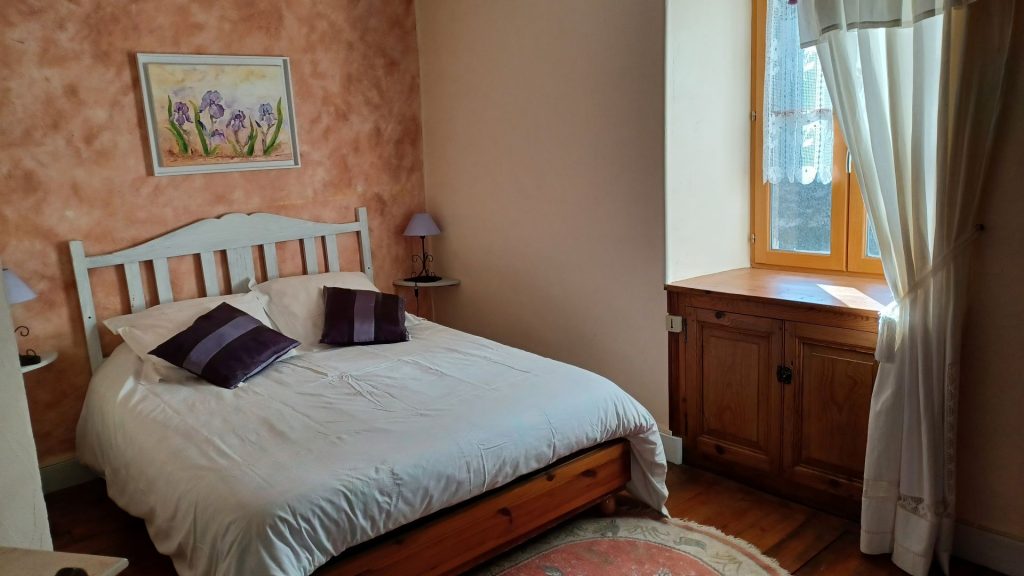 chambre les iris au gite le prieuré pour 2 personnes avec toilette séparé