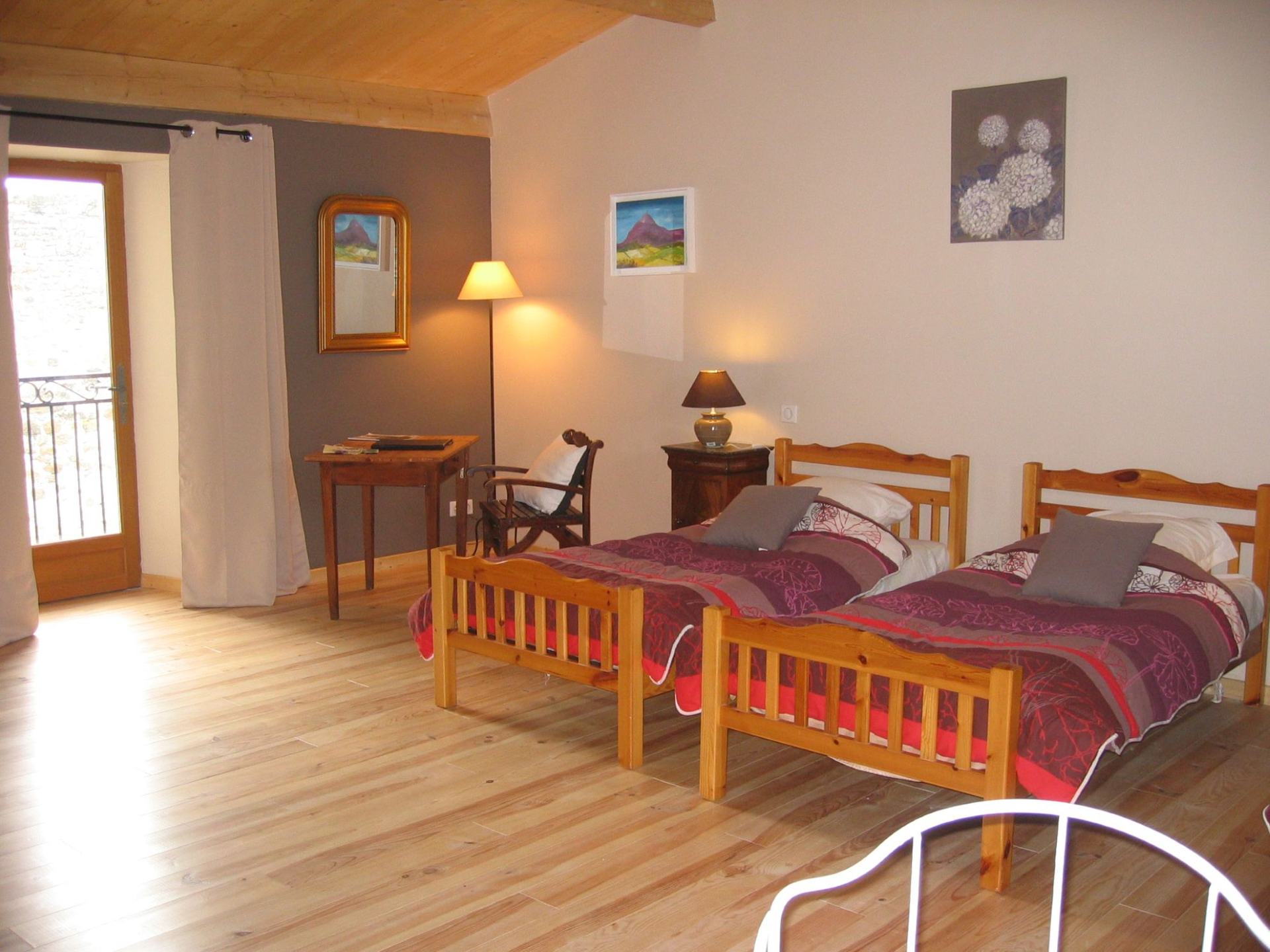 grande chambre enfants avec 3 lits 1 personne et un lit bébé