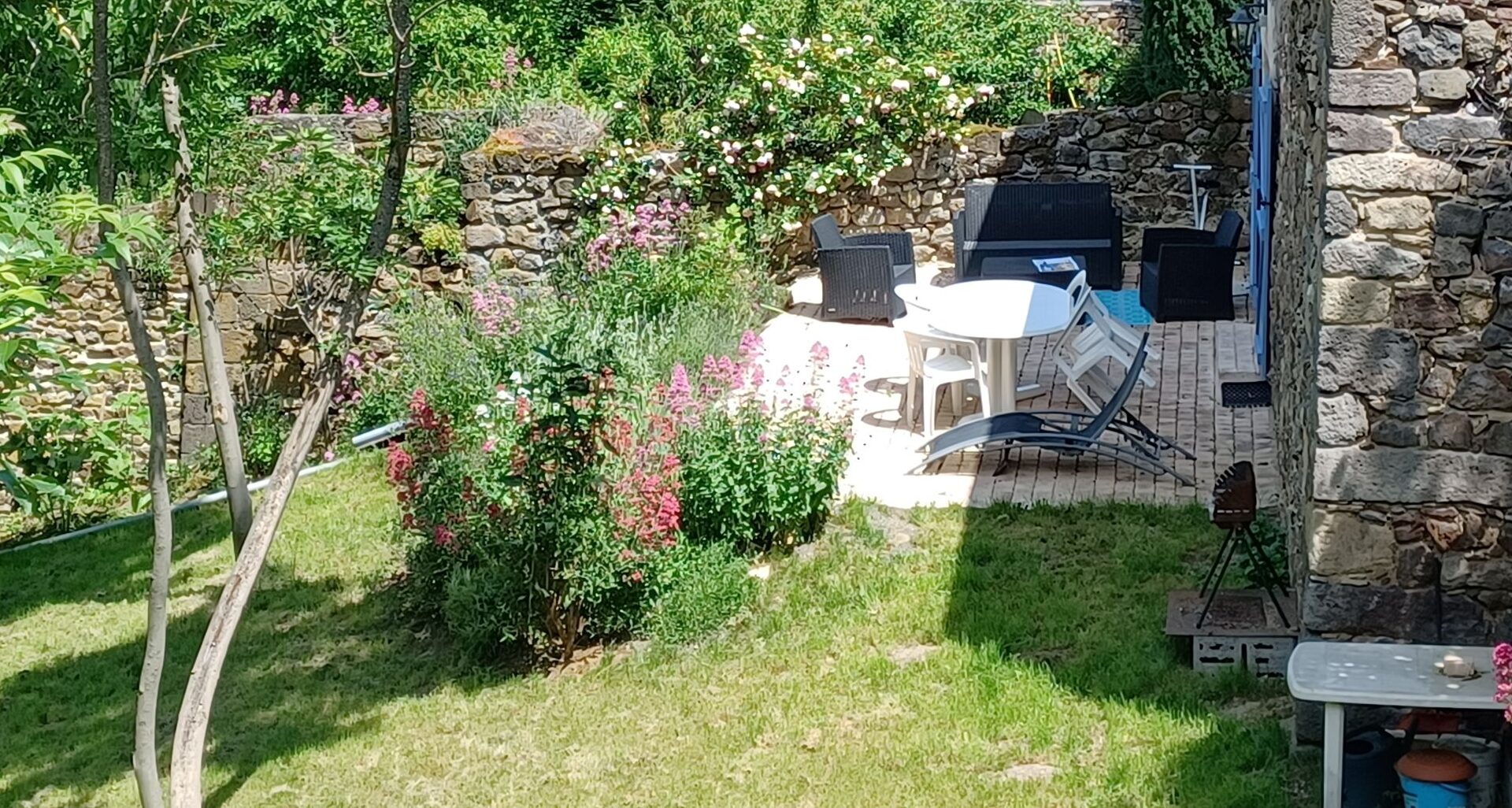 le gite articulé autour d'un ancien pigeonnier dispose d'un jardin terrasse ,salon, cuisine , 2 chambres salle d'eau, 2 WC
