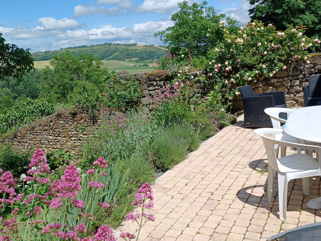La location de vacances est modulable pour 2 à 6 personnes à Montaigut le blanc puy de dôme. La terrasse et le jardin pour se détendre après une petite randonnée.