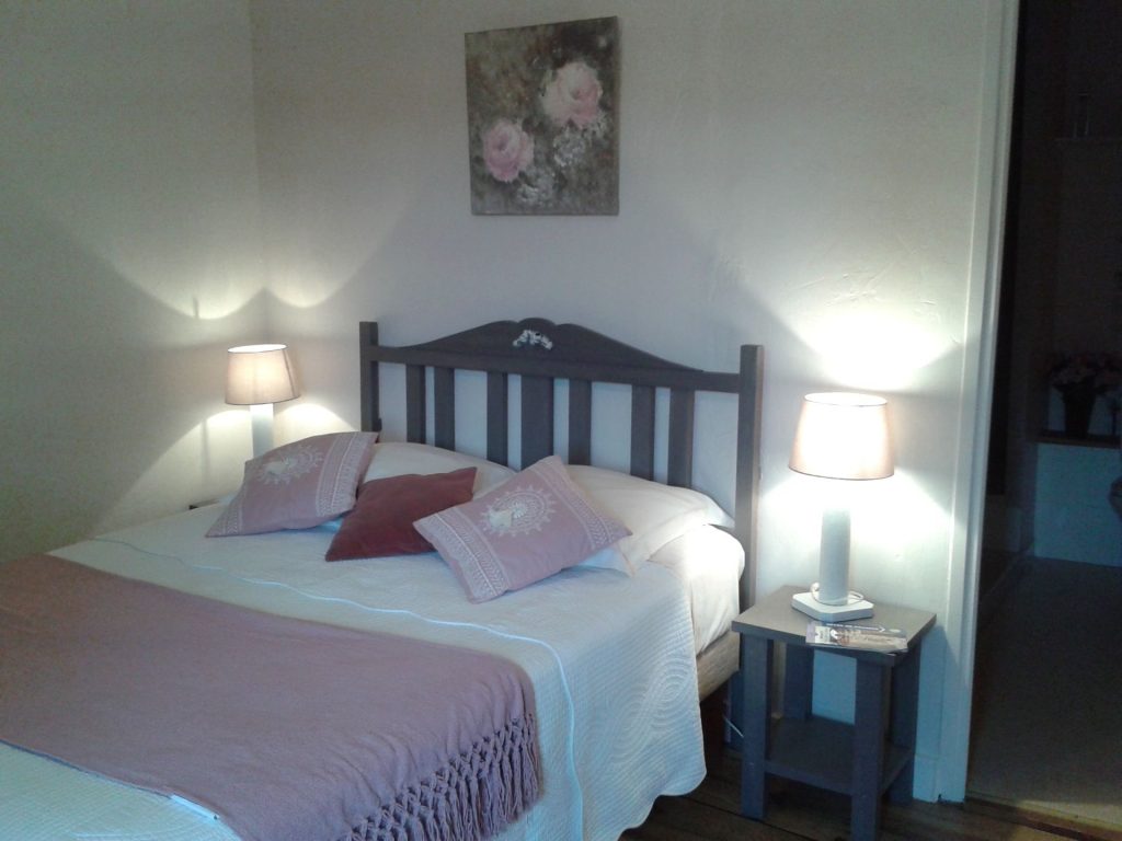 la chambre pour 2 personnes avec salle d'eau et WC, parquets anciens et tableau de peinture de la propriétaire