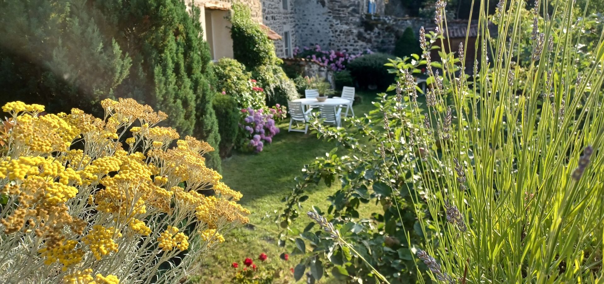 votre location de vacances dispose de plusieurs espaces dans le jardin fleurie et bien aménagé du gite le prieuré, à Montaigut le blanc