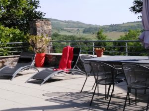Le gite avec sa grande terrasse pour vous ressourcer et vous reposer après une bonne randonnée  