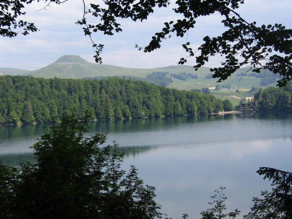A proximité le lac Pavin massif du Sancy à voir absolument, la vallée de chaudefour, la chaine des puys avec ses 80 volcans dont le puy de dôme