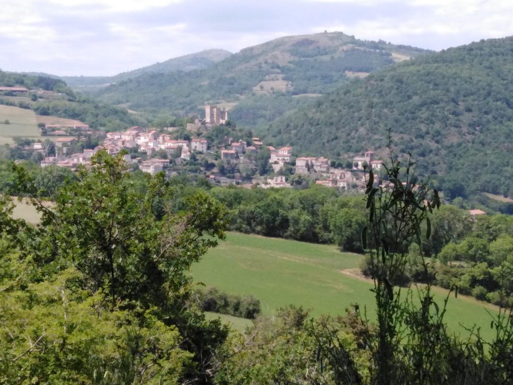 Montaigut le blanc petite cité de caractère, près du massif du Sancy et du Puy de Dôme
