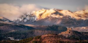 massif du Sancy avec la vue sur le château de murol à voir absolument avec la vallée de chaudefour
