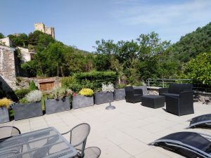 terrasse du gite le prieuré calme et vue dominante au dessus des jardins et rempart