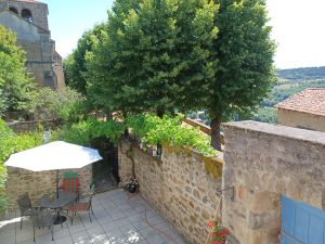 de la chambre les tournesols vue sur le patio, l'esplanade et son panorama