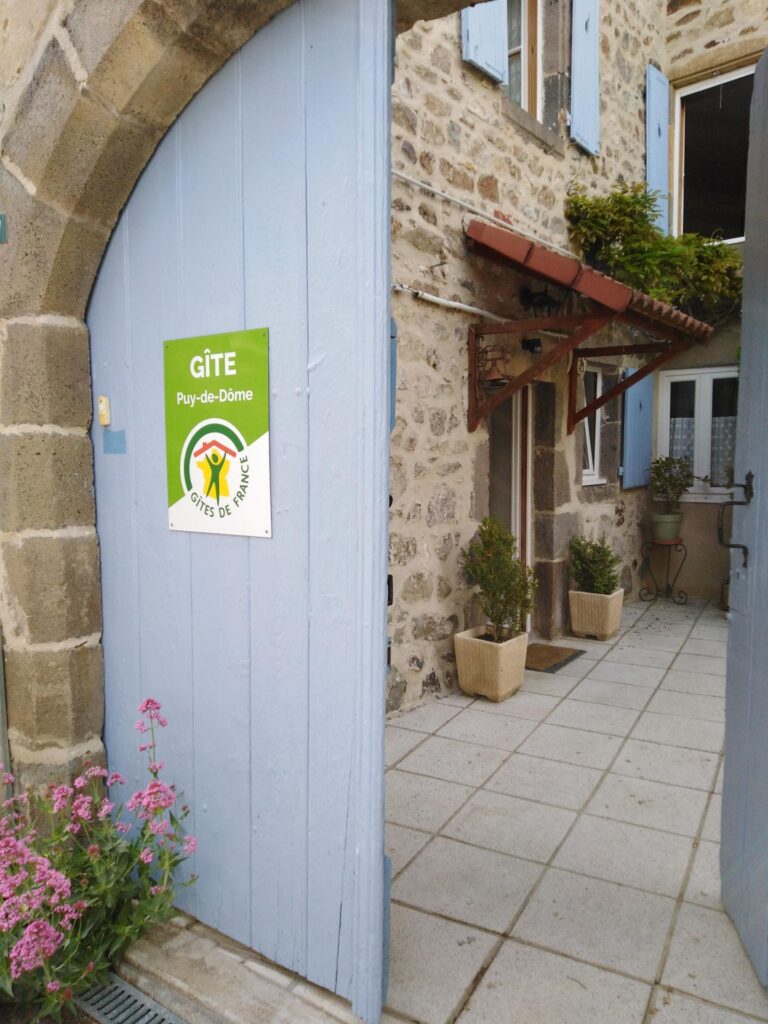 locations de vacances aux gîtes du Prieuré à Montaigut le Blanc puy de dôme, hébergement de 2 à 12 personnes sur 2 gites, 3 étoiles