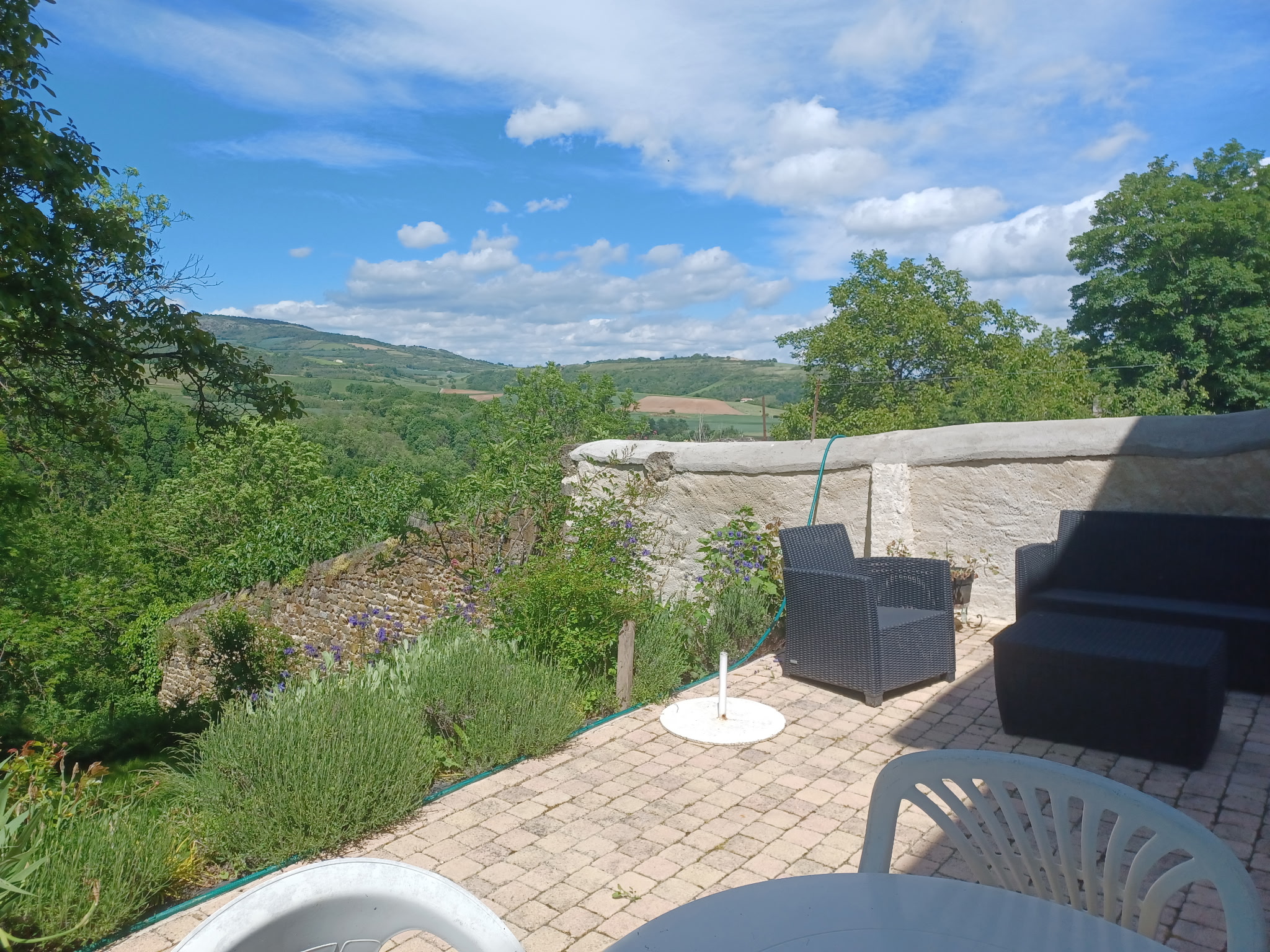 location saisonnière à Montaigut le blanc, booking gite pigeonnier Puy de dôme, terrasse et superbe vue sur la campagne