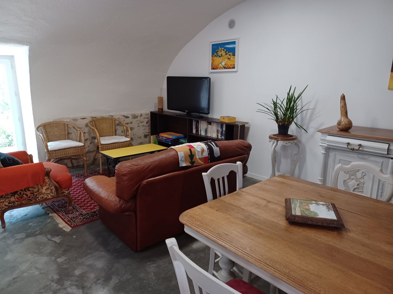 salon séjour très agréable en été par sa fraicheur naturelle, ouverture sur la terrasse et jardin
